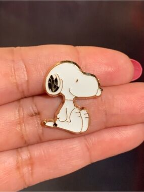 Peanuts: Snoopy White Enamel Pin - Gold Outline